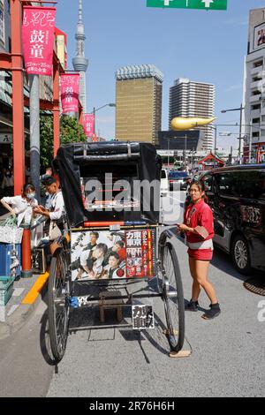 GIRO IN RISCIÒ INTORNO AD ASAKUSA TOKYO Foto Stock