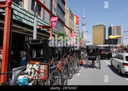 GIRO IN RISCIÒ INTORNO AD ASAKUSA TOKYO Foto Stock