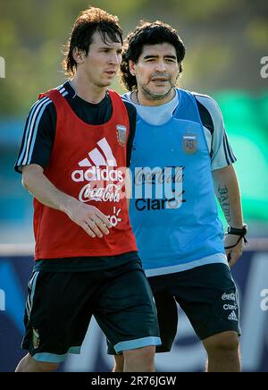 - -FILE PHOTO - - - - l'allenatore della squadra argentina Diego Maradona (R) parla con Lionel messi durante una sessione di allenamento a Ezeiza, Buenos Aires, il 24 marzo 2009. L'Argentina affronterà il Venezuela il prossimo 28 marzo per la sua qualificazione alla Coppa del mondo FIFA Sud Africa 2010 allo stadio Monumental di Buenos Aires, Argentina. (Foto di Alejandro Pagni/PHOTOXPHOTO) Foto Stock