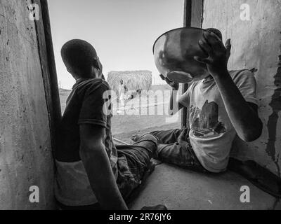 Mauritania, regione di Adrar, Entkemkemt, ragazzi Foto Stock