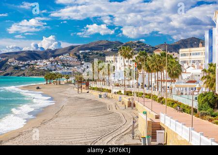 Idilliaca spiaggia di Nerja vista panoramica, Andalusia regione della Spagna Foto Stock