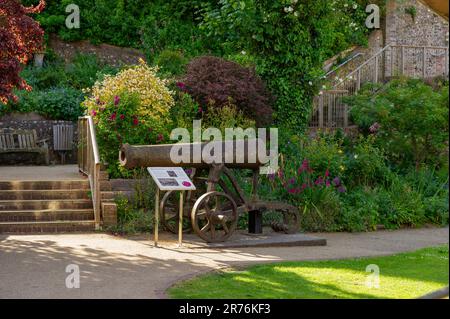 Il cannone russo nei giardini del castello di Lewes a Lewes, Sussex orientale, Inghilterra Foto Stock