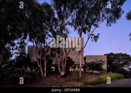 Elevazione occidentale con facciata in metallo perforato. Australian National University Research School of Physics, Canberra, Australia. Architetto: Hassell, 20 Foto Stock