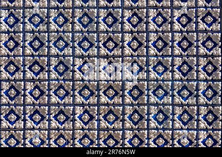 Sfondo astratto della superficie piastrellata con piccoli mosaici decorativi blu e bianchi Foto Stock
