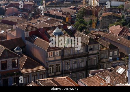 Vista aerea di edifici antichi con tetti marroni nelle giornate di sole nel centro della città di Porto Foto Stock