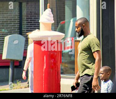 Glasgow, Scozia, Regno Unito 13th giugno 2023. Il tempo del Regno Unito: Il topper della scatola del gelato soleggiato ha visto i turisti e la gente del posto sulle strade di bemused partick. Credit Gerard Ferry/Alamy Live News Foto Stock