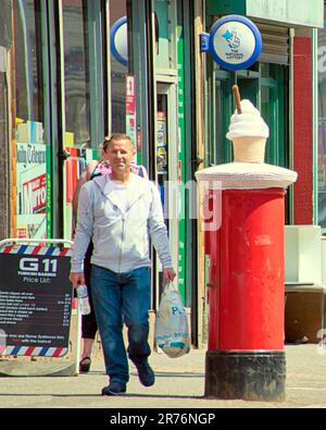 Glasgow, Scozia, Regno Unito 13th giugno 2023. Il tempo del Regno Unito: Il topper della scatola del gelato soleggiato ha visto i turisti e la gente del posto sulle strade di bemused partick. Credit Gerard Ferry/Alamy Live News Foto Stock