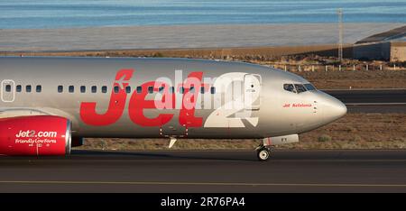 Tenerife, Spagna 4st giugno 2023. Boeing 737-86N di Jet2 Airlines Jet 2 è una compagnia aerea britannica low cost. Partendo dall'aereo sulla pista Foto Stock