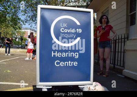 Londra, Regno Unito. 13th giugno, 2023. Un cartello d'ingresso è visto fuori dal Centro d'inchiesta britannico Covid-19 Hearing Centre nella parte ovest di Londra. Le famiglie in lutto si sono riunite fuori dal centro mentre l'audizione pubblica sulla gestione della pandemia da parte del Regno Unito è in corso. Credit: SOPA Images Limited/Alamy Live News Foto Stock