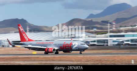 Tenerife, Spagna 2st giugno 2023. Boeing 737-86N di Jet2 Airlines Jet 2 è una compagnia aerea britannica low cost. Partendo dall'aereo sulla pista Foto Stock