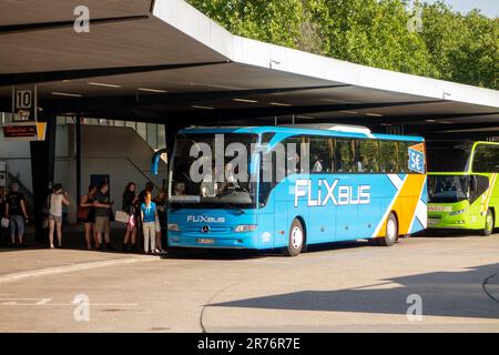 BERLINO, GERMANIA - 11 LUGLIO 2014: Autobus Mercedes-Benz Tourismo 16RHD-II della compagnia di trasporti pubblici Flixbus alla stazione centrale degli autobus di Berlino (ZOB) Foto Stock