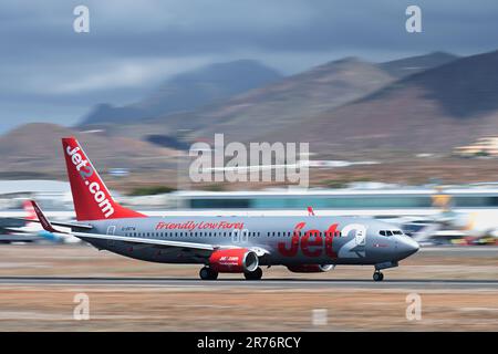 Tenerife, Spagna 2st giugno 2023. Boeing 737-86N di Jet2 Airlines Jet 2 è una compagnia aerea britannica low cost. Partendo dall'aereo sulla pista Foto Stock