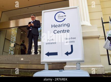 Londra, Regno Unito. 13th giugno, 2023. Un cartello d'ingresso è visto fuori dal Centro d'inchiesta britannico Covid-19 Hearing Centre nella parte ovest di Londra. Le famiglie in lutto si sono riunite fuori dal centro mentre l'audizione pubblica sulla gestione della pandemia da parte del Regno Unito è in corso. (Foto di Vuk Valcic/SOPA Images/Sipa USA) Credit: Sipa USA/Alamy Live News Foto Stock