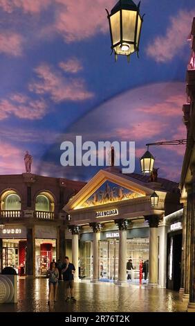 All'interno del centro commerciale Caesars Forum Shops, con ingresso al Balenciaga, Las Vegas Nevada USA Foto Stock