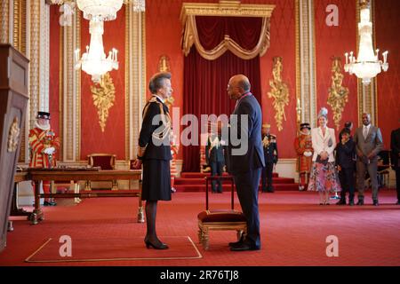 Sir Mohamed Ibrahim, fondatore della Mo Ibrahim Foundation, di Londra, è stato reso un Cavaliere Comandante dell'Ordine di San Michele e San Giorgio dalla Principessa reale a Buckingham Palace. L'onore riconosce i servizi alla carità e alla filantropia. Data immagine: Martedì 13 giugno 2023. Foto Stock