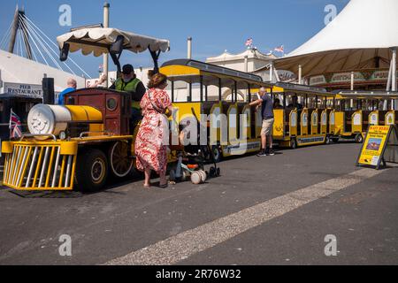 Southport, Merseyside, Regno Unito. Il treno Promenade Express in una giornata calda e soleggiata. Foto Stock