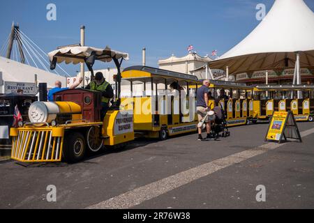 Southport, Merseyside, Regno Unito. Il treno Promenade Express in una giornata calda e soleggiata. Foto Stock