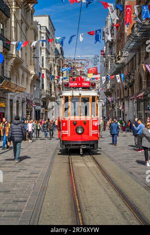 Tram nostalgico di Istanbul, strada pedonale Istiklal Avenue (İstiklal Caddesi), Beyoglu, Istanbul, Turchia Foto Stock