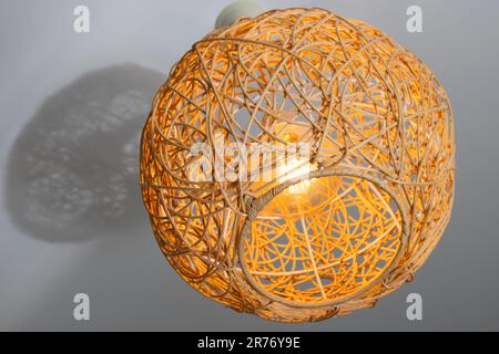Lampadario moderno con paralume di paglia a forma di sfera, foto ravvicinata Foto Stock