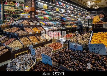 Cibo, generi alimentari e shopping con noci in supermercato per la salute,  la nutrizione e la vendita al dettaglio offerta. Scelta, stoccaggio e vegan  con prodotti a grani in zero Foto stock 