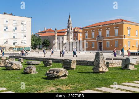 La chiesa di Sant'Elia e il pilastro della vergogna in piedi nella piazza romana, Zara, Croazia Foto Stock