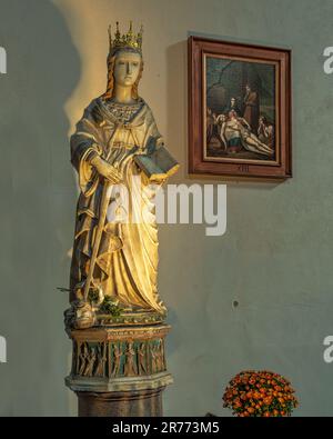 La statua di Santa Caterina del 15th° secolo è conservata all'interno della chiesa del centro turistico di Taormina. Taormina, provincia di Messina, Sicilia, Italia, Europa Foto Stock