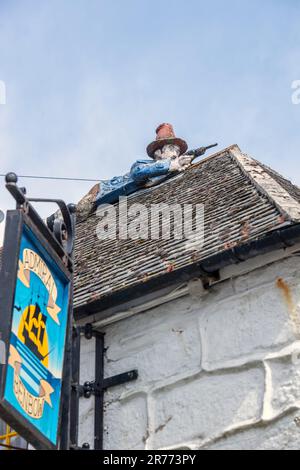 Particolare della figura pirata sul tetto dello storico pub Admiral Benbow a Penzance, Cornovaglia, Inghilterra, Regno Unito Foto Stock