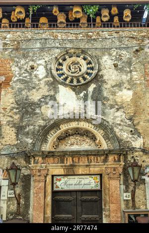 La facciata e l'ingresso del museo della pasta nella ex chiesa di Santa Maria del Piliere nella località turistica di Taormina. Taormina, Sicilia Foto Stock