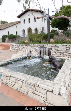 San Luis Obispo, CA - 20 2023 maggio: Fontana con orsi di fronte alla Missione San Luis Obispo Foto Stock
