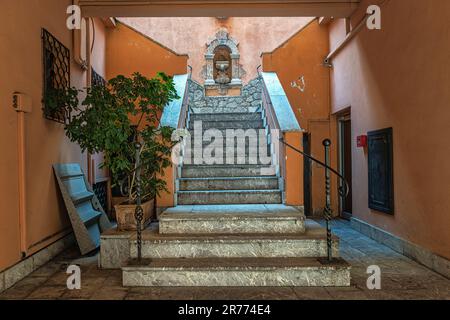 Scalinata all'ingresso della città di Taormina, il palazzo dei giurati, un edificio storico nella città turistica di Taormina. Taormina, Sicilia Foto Stock