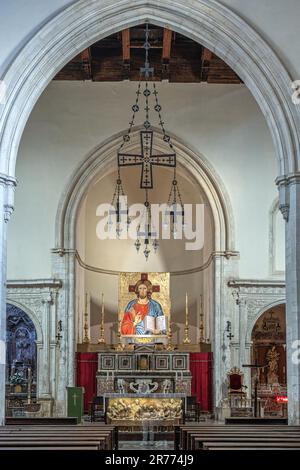 L'altare maggiore e il transetto della basilica cattedrale di San Nicolò di Bari a Taormina. Taormina, provincia di Messina, Sicilia, Italia, Europa Foto Stock