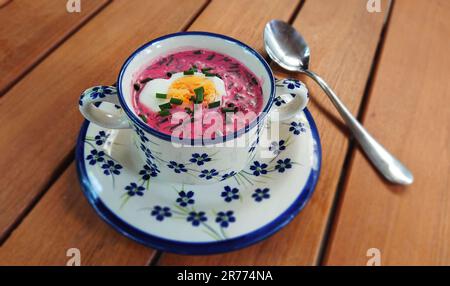 Zuppa fredda di barbabietole con uova. Zuppa fredda tradizionale lituana. Estate cibo fresco lettone, polacco, russo, bielorusso e ucraino con barba, barbabietola Foto Stock