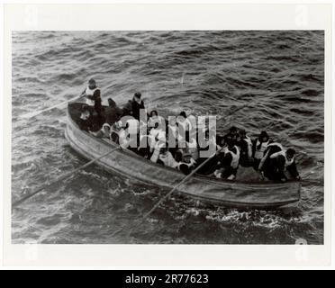 Fotografia di un Lifeboat che trasporta i superstiti Titanic. Si tratta di una fotografia, una scialuppa di salvataggio che trasporta i sopravvissuti al naufragio del Titanic, che serve come mostra nel caso. La seguente didascalia parziale, sbiadita e difficile da leggere, appare sul retro del tappetino fratturato: '...H.B. Harris, Geo. Thinis, Sig. E Sig.ra J. Milton, H.B. Staffanson , H. Woolman , Nairatil Children, Mys. Compton a poppa - Foto Stock