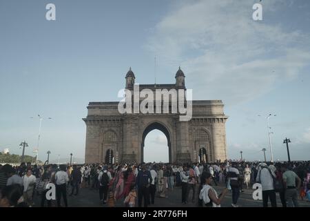 Porta d'India. I turisti vengono a visitare la porta d'India e scattare foto, famosa destinazione turistica a Mumbai. Foto Stock