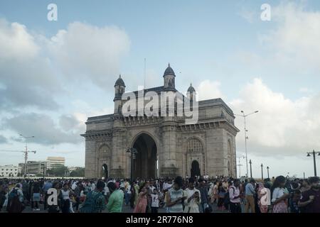 Porta d'India. I turisti vengono a visitare la porta d'India e scattare foto, famosa destinazione turistica a Mumbai. Foto Stock