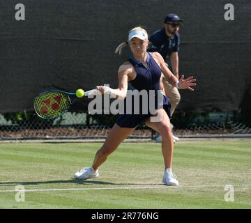 Nottingham, Inghilterra: 13/06/2023, 13th giugno 2023; Nottingham Tennis Centre, Nottingham, Inghilterra: Rothesay Nottingham Open, giorno 2; Katie Swan (GBR) suona un colpo di fronte a Alize Cornet (fra) Foto Stock