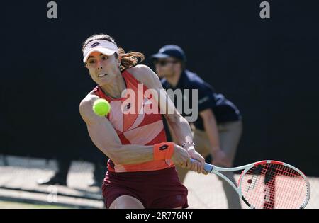 Nottingham, Inghilterra: 13/06/2023, 13th giugno 2023; Nottingham Tennis Centre, Nottingham, Inghilterra: Rothesay Nottingham Open, giorno 2; Alize Cornet (fra) suona un colpo a Katie Swan (GBR) Foto Stock