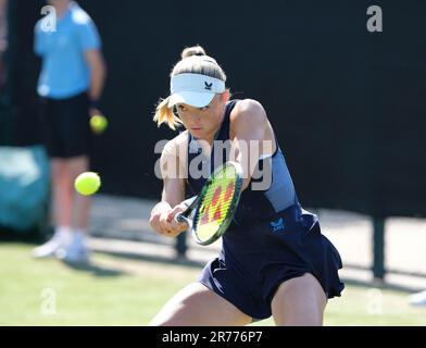 Nottingham, Inghilterra: 13/06/2023, 13th giugno 2023; Nottingham Tennis Centre, Nottingham, Inghilterra: Rothesay Nottingham Open, 2° giorno; Katie Swan (GBR) esegue un tiro al dorso di Alize Cornet (fra) Foto Stock