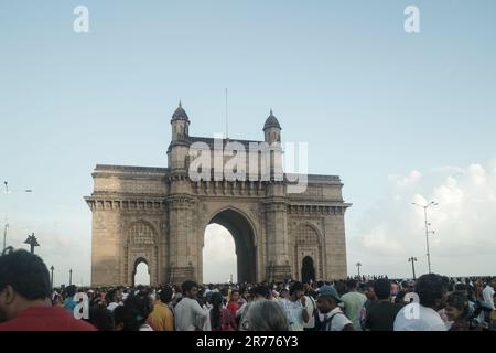 Porta d'India. I turisti vengono a visitare la porta d'India e scattare foto, famosa destinazione turistica a Mumbai. Foto Stock