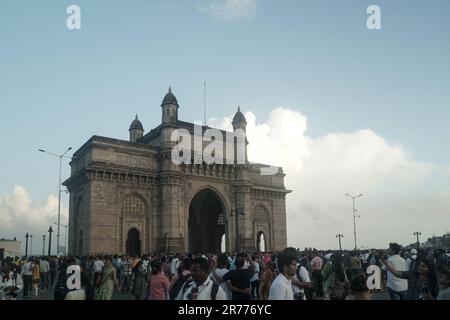 Porta d'India. I turisti vengono a visitare la porta d'India e scattare foto, famosa destinazione turistica a Mumbai. Foto Stock