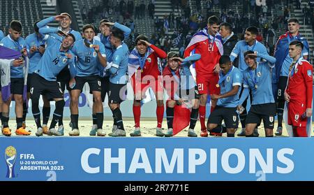 I giocatori della nazionale Uruguay festeggiano con le medaglie durante la cerimonia di premiazione dopo aver sconfitto l'Italia 1-0 e diventano campione durante la finale di calcio della Coppa del mondo FIFA U-20 Argentina 2023 allo stadio Diego Armando Maradona di la Plata, in Argentina, il 11 giugno 2023. Foto Stock