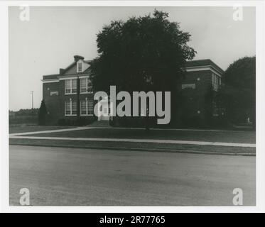 Facciata dell'edificio Vista esterna della Farmville High School. Questo articolo è una fotografia della vista esterna dell'edificio anteriore a Farmville High School, da First Ave. Questa fotografia è stata utilizzata come esposizione n° 14 del convenuto, nel caso dei diritti civili Dorothy E. Davis et al. v. County School Board di Prince Edward County, Virginia. Regione del Medio Atlantico (Philadelphia, PA). Stampa fotografica. Foto Stock