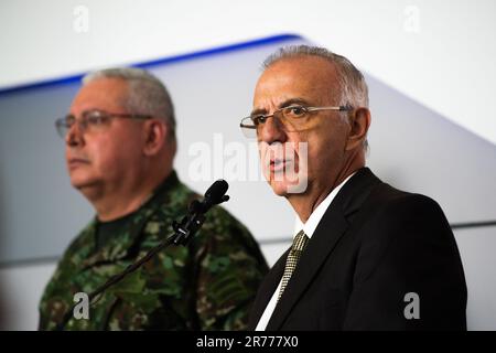 Bogota, Colombia. 13th giugno, 2023. Il comandante delle forze militari colombiane Helder Fernan Giraldo Bonilla (L) e il ministro della Difesa colombiano Ivan Velasquez (R) durante una conferenza stampa su diversi argomenti, tra cui il salvataggio dei 4 bambini nella giungla amazzonica, il cessate il fuoco tra il governo colombiano e l'ELN (Ejercito de Liberacion Nacional) E il colonnello Oscar Davila il 13 giugno 2023, a Bogotà, Colombia. Photo by: Sebastian Barros/Long Visual Press Credit: Long Visual Press/Alamy Live News Foto Stock