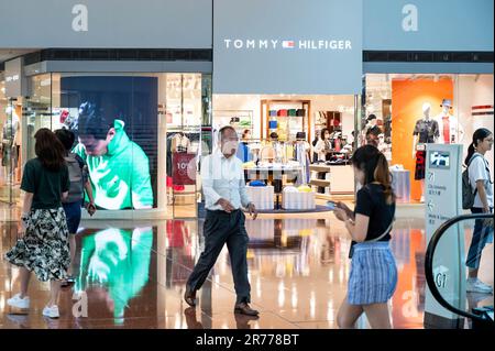 Hong Kong, Cina. 13th giugno, 2023. Gli amanti dello shopping passano davanti al marchio di moda americano multinazionale, il negozio Tommy Hilfiger di Hong Kong. (Credit Image: © Sebastian ng/SOPA Images via ZUMA Press Wire) SOLO PER USO EDITORIALE! Non per USO commerciale! Foto Stock