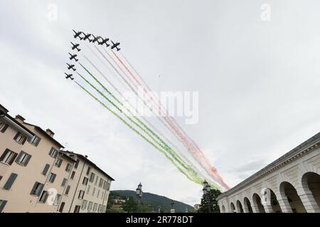 Brescia, Italia. 13th giugno, 2023. Partenza oggi, martedì 13 giugno, con una tappa speciale a Brescia per poi costampare il Lago di Garda, attraversare Verona, Ferrara, Lugo e Imola, fino alla prima tappa a Cervia-Milano Marittima. Credit: Independent Photo Agency/Alamy Live News Foto Stock