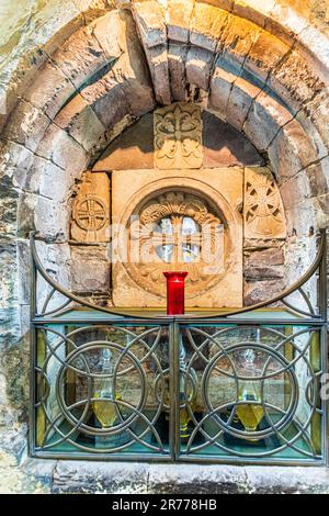 Una nicchia a croce una volta pensata per contenere le ossa di St David nella St Davids Cathedral, Pembrokeshire, Wales UK Foto Stock