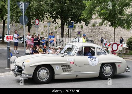 Brescia, Italia. 13th giugno, 2023. Partenza oggi, martedì 13 giugno, con una tappa speciale a Brescia per poi costampare il Lago di Garda, attraversare Verona, Ferrara, Lugo e Imola, fino alla prima tappa a Cervia-Milano Marittima. Credit: Independent Photo Agency/Alamy Live News Foto Stock