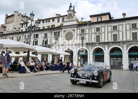 Brescia, Italia. 13th giugno, 2023. Partenza oggi, martedì 13 giugno, con una tappa speciale a Brescia per poi costampare il Lago di Garda, attraversare Verona, Ferrara, Lugo e Imola, fino alla prima tappa a Cervia-Milano Marittima. Credit: Independent Photo Agency/Alamy Live News Foto Stock