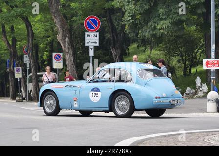 Brescia, Italia. 13th giugno, 2023. Partenza oggi, martedì 13 giugno, con una tappa speciale a Brescia per poi costampare il Lago di Garda, attraversare Verona, Ferrara, Lugo e Imola, fino alla prima tappa a Cervia-Milano Marittima. Credit: Independent Photo Agency/Alamy Live News Foto Stock