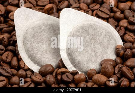 Le cialde di caffè in chicchi di caffè sfondo Foto Stock